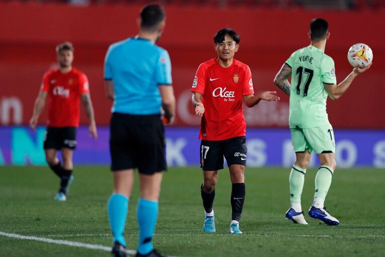 久保建英の“劇的決勝ゴール後に消えた疾走”は「客席に飛び込みたかったけど高すぎて無理」だった？《カメラマンが見た真相》(31)