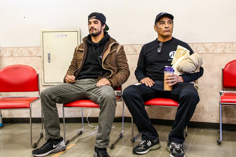 2014年12月、次男クロン・グレイシーのデビュー戦に付き添うヒクソン・グレイシー　©Susumu Nagao