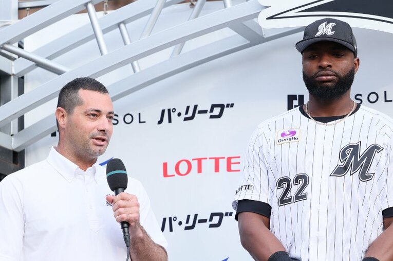 お立ち台でポランコ（右）の喜びの言葉を訳すフェルナンデス通訳 ／ photograph by Chiba Lotte Marines