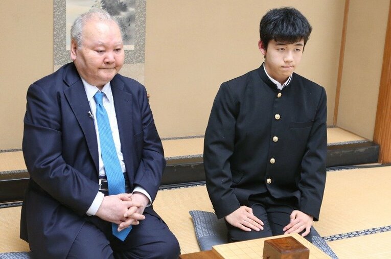 14歳の12月にプロデビューした藤井聡太現二冠。加藤一二三との62歳6カ月差対局を制した ／ photograph by KYODO
