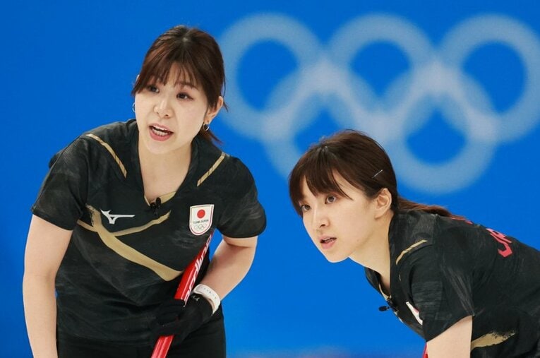 日本勢初の五輪決勝進出を決めたカーリング女子日本代表（ロコソラーレ）。フロントエンドを務める吉田夕梨花（左）との鈴木夕湖（右） ／ photograph by AFLO