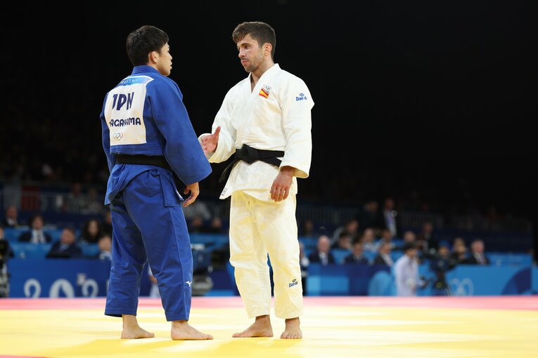 判定直後、ぼう然とする永山。ガリゴスとの握手を拒否した　©JMPA