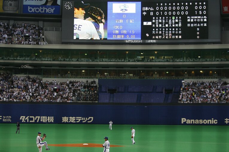 2007年の日本シリーズ第5戦。運命の9回、投球練習に入る岩瀬　©BUNGEISHUNJU