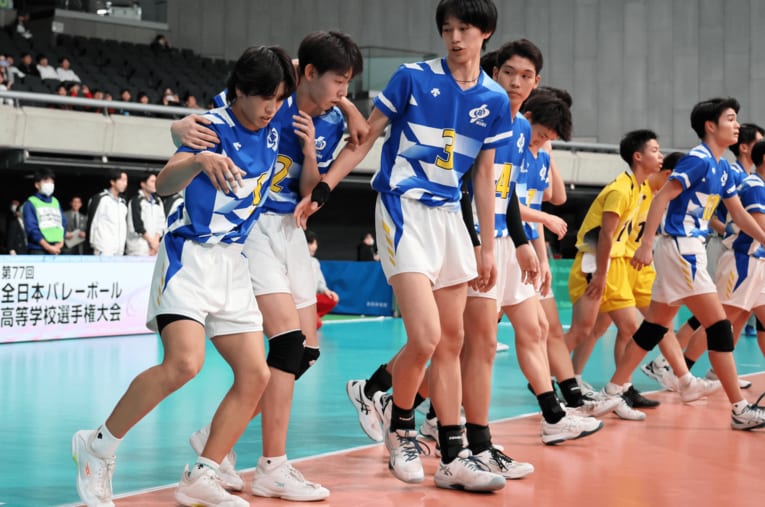 春高バレー2回戦、慶應義塾高校との激闘を終えて整列する鳥取中央育英高校。身長169cmのエース星原（左）は仲間に肩を支えながら会場を後にした ／ photograph by Sankei Shimbun