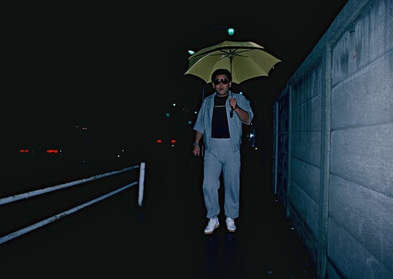 傘を手に撮影に応じる江夏豊（1984年）　©︎Kazuhito Yamada