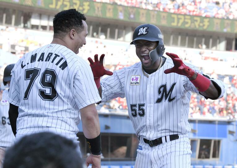 来日1号ホームランを放ち喜ぶエチェバリアを迎えるマーティン　©︎KYODO