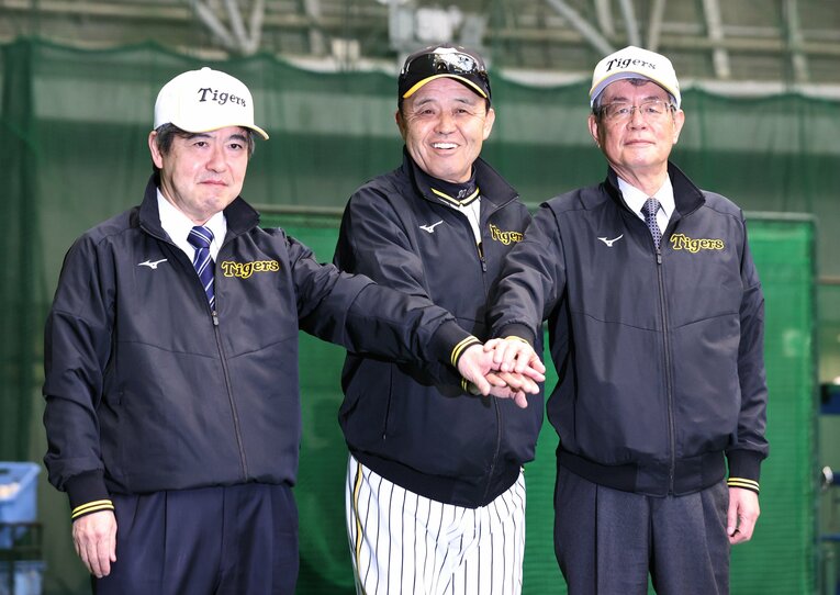 今春のキャンプで記念撮影に応じる（左から）杉山健博オーナー、岡田監督、秦雅夫球団会長。3人とも晴れやかな表情だ　©JIJI PRESS