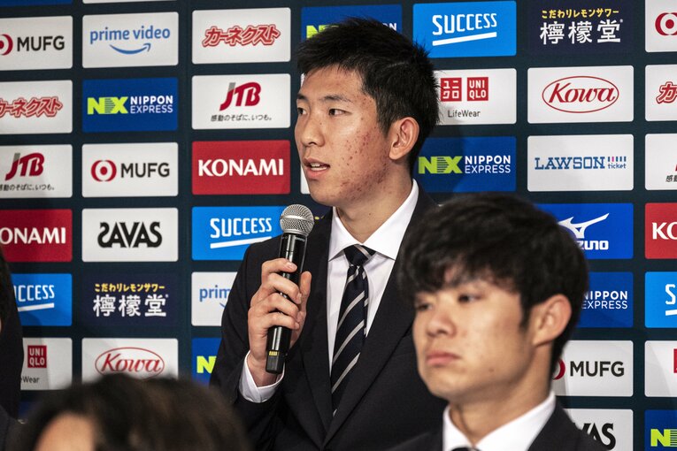 帰国会見での戸郷翔征　©Takuya Sugiyama