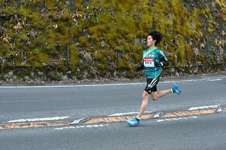 初の山下りにもかかわらず軽快なピッチを刻んだ石川　©︎Nanae Suzuki