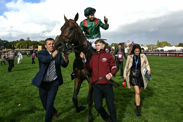 凱旋門賞を制した地元フランスのダリズとミカエル・バルザローナ　©AFP/JIJI PRESS