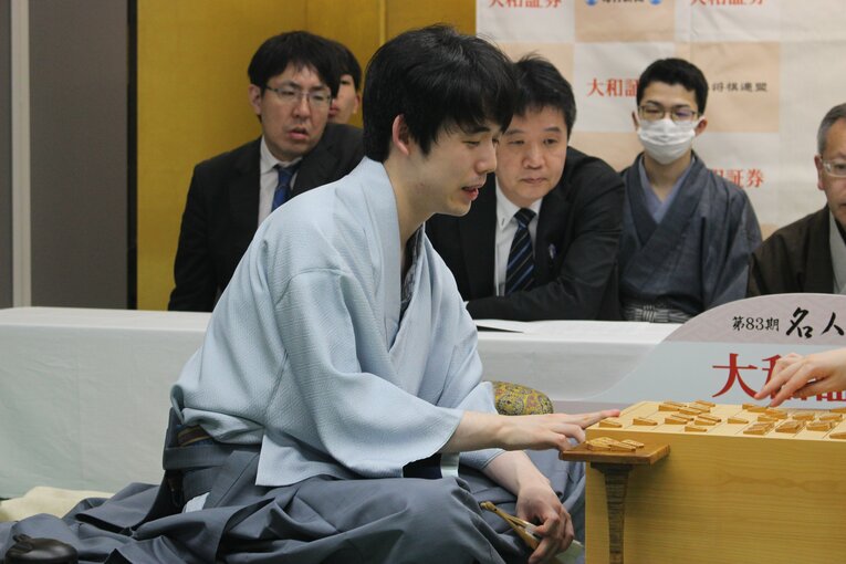 感想戦での藤井聡太　©Number Web