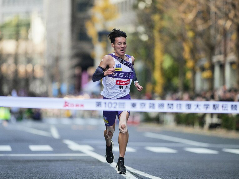 最後の箱根では故障明けで10区に登場。テーピングをボロボロにしながら区間新　©Yuki Suenaga