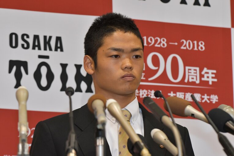 2018年、ドラフト1位で中日に指名された根尾　©BUNGEISHUNJU