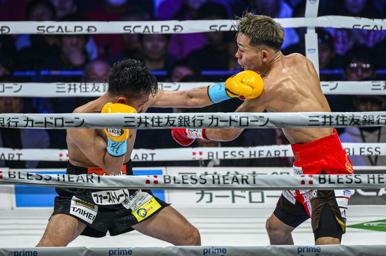 堤聖也vs.比嘉大吾。2月24日、有明アリーナ　©Takuya Sugiyama
