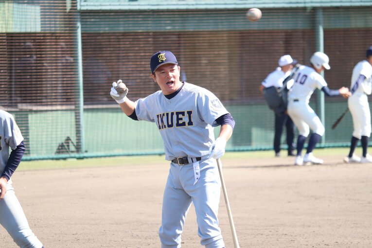 秋大会の試合前にノックをする須江監督　©Genki Taguchi