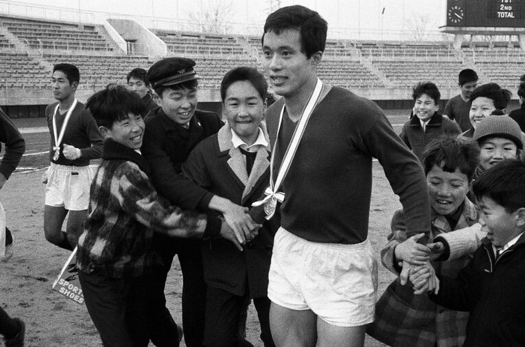 天皇杯で優勝し、子どもたちに囲まれる早稲田大の釜本邦茂（1967年1月）。2025年8月10日、肺炎により81歳で生涯を閉じた　©︎AFLO