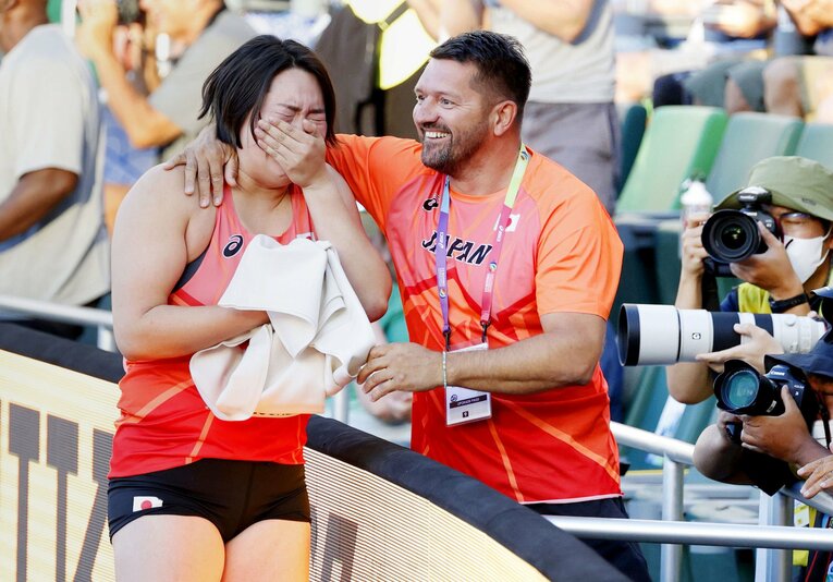 銅メダルを獲得し、ケセラックコーチ（右）と喜びを分かち合う ©︎KYODO