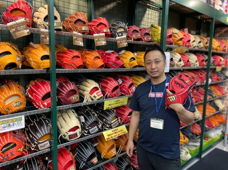 野球専門店・ベースマン立川店のカリスマ店長、星徹弥さん。「野球用具ソムリエ」の異名を持つ