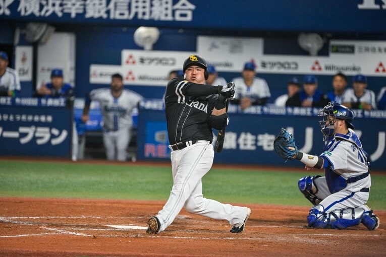 日本シリーズ第1戦、山川穂高の豪快な空振り　©︎Nanae Suzuki
