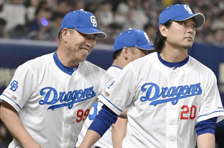 今季から中日を指揮する井上一樹監督（53歳）。写真はプロ入りから21年連続勝利の涌井秀章（38歳）をねぎらう姿