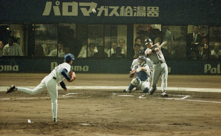 1994年の「10.8決戦」①  2回表無死、右中間へホームランを放つ巨人4番・落合博満　©JIJI PRESS