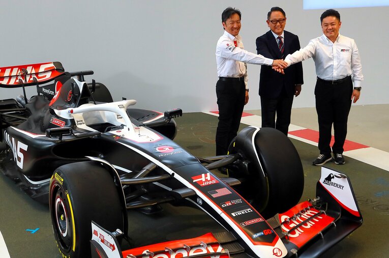 ハースのマシンとともに記念写真に収まる、（左から）小松礼雄代表、豊田章男会長、GRカンパニーの高橋智也プレジデント ／ photograph by Masahiro Owari