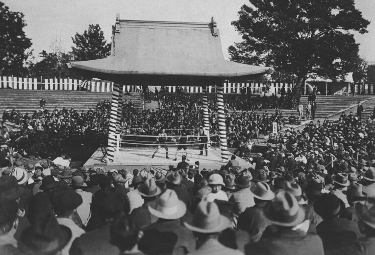 1929年の明治神宮競技大会。神宮相撲場で行われたボクシングの試合を観戦する人たち　©KYODO