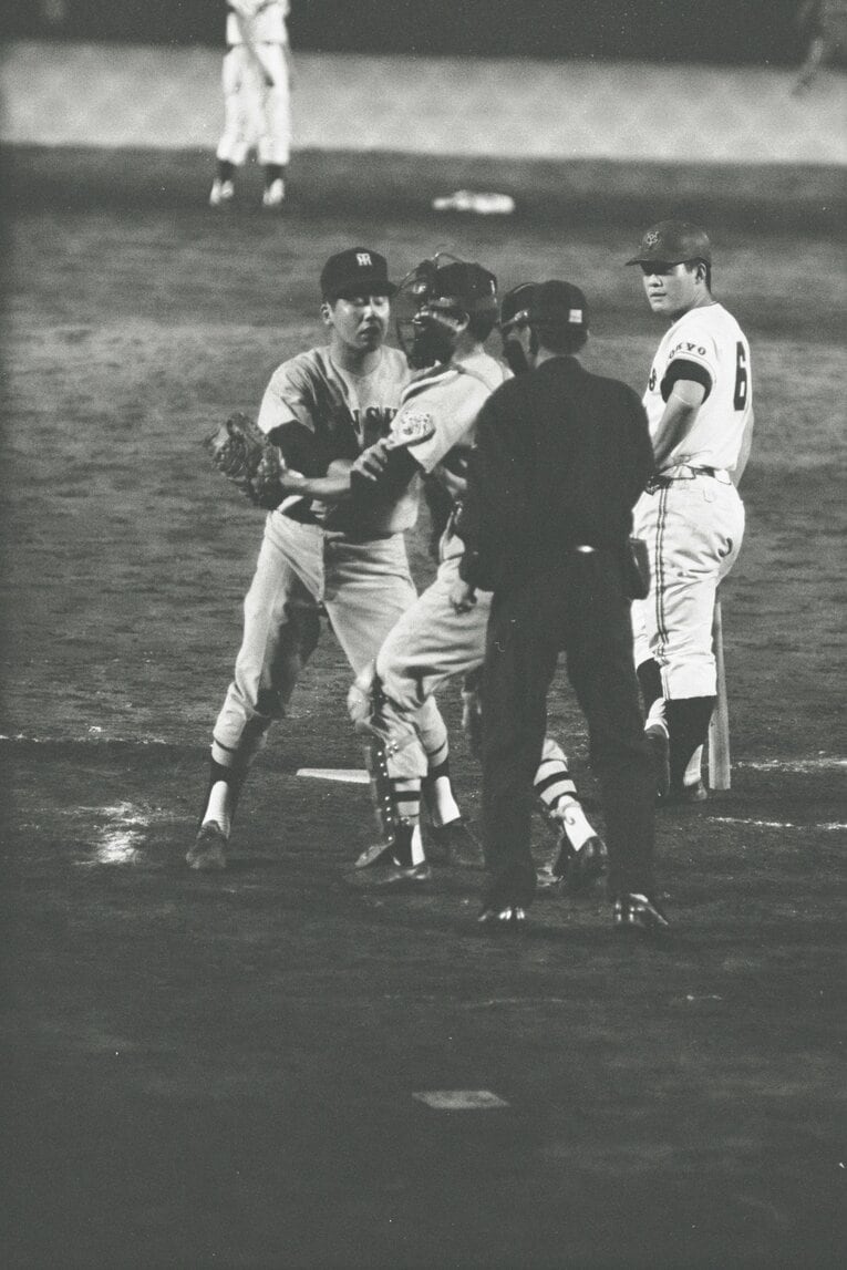 「涙の抗議事件」。審判に詰め寄る村山実（3枚目／全9枚）©Masahiko Ishii