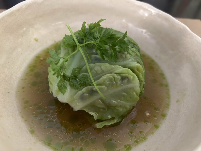 ミシュラン掲載の「SAIN」、お皿が和風。キャベツを使った料理にはみりんが使われていた