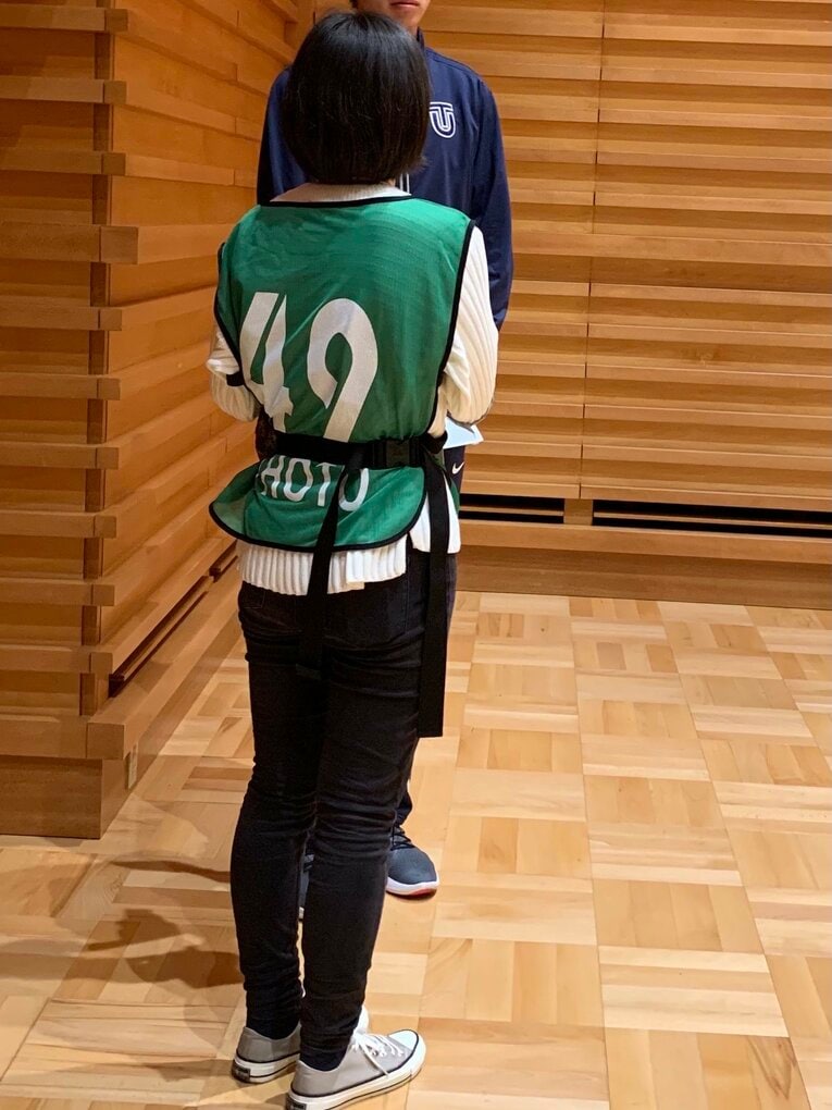 東洋大学スポーツ新聞編集部の水越里奈さん（3年）の取材中の一枚