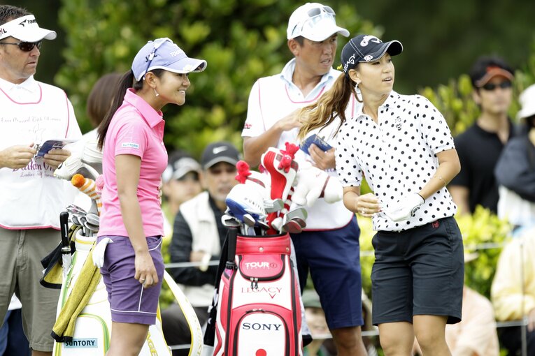 2010年ダイキン・オーキッドで同組でプレーする宮里藍と上田桃子　©︎Shiro Miyake 
