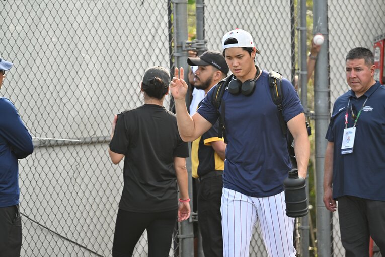 現地アメリカファンから声をかけられ対応する大谷　©Naoya Sanuki