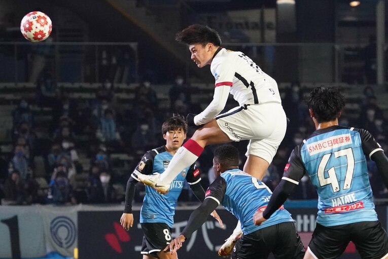 ヘディングは上田のストロングポイントのひとつ。身長が低いころから努力を重ねたことが「今」につながっている　©Getty Images