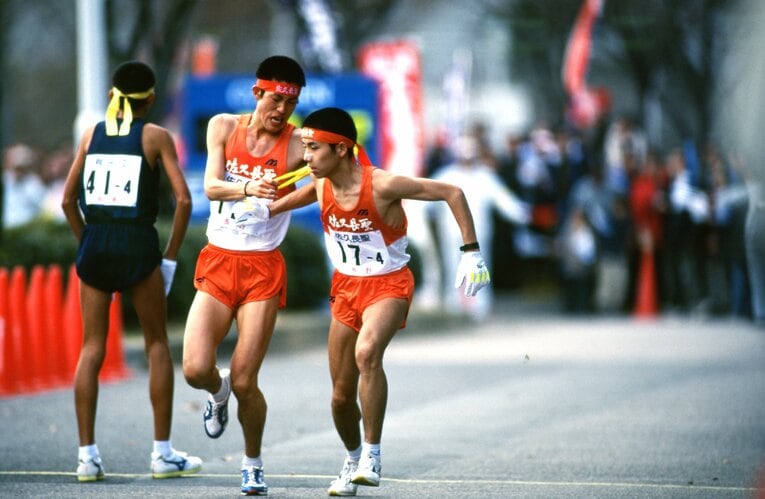 初の都大路で3区を走った松崎（左）と4区の高見澤。西脇工、仙台育英に次ぐ3位でのタスキ渡しだった　©Getsuriku