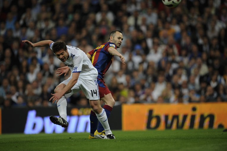 イニエスタとマッチアップするシャビ・アロンソ©Takuya Sugiyama