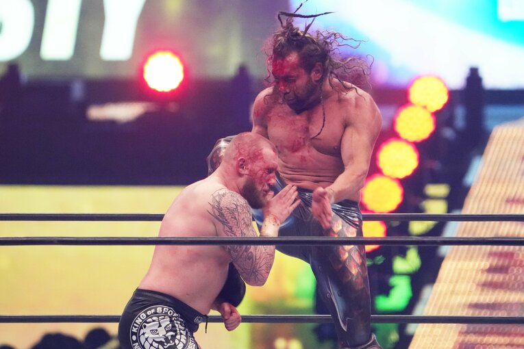 ゲイブ・キッドにヒザを見舞うケニー・オメガ　©Masashi Hara