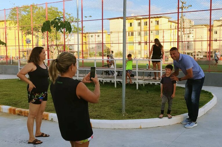 町の人気者で、どこへ行っても写真やサインを求められる　©Hiroaki Sawada