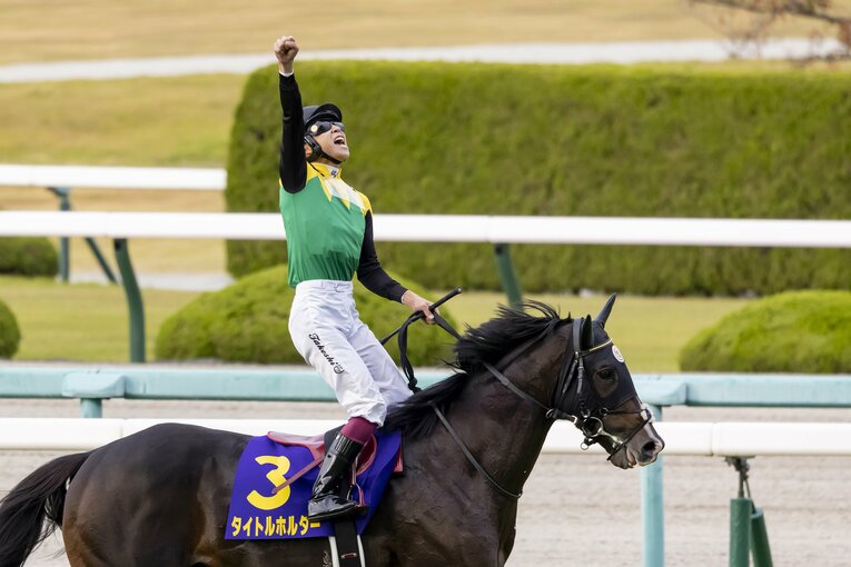 タイトルホルダーと共に菊花賞を制し、右手を高くつき上げた横山武史