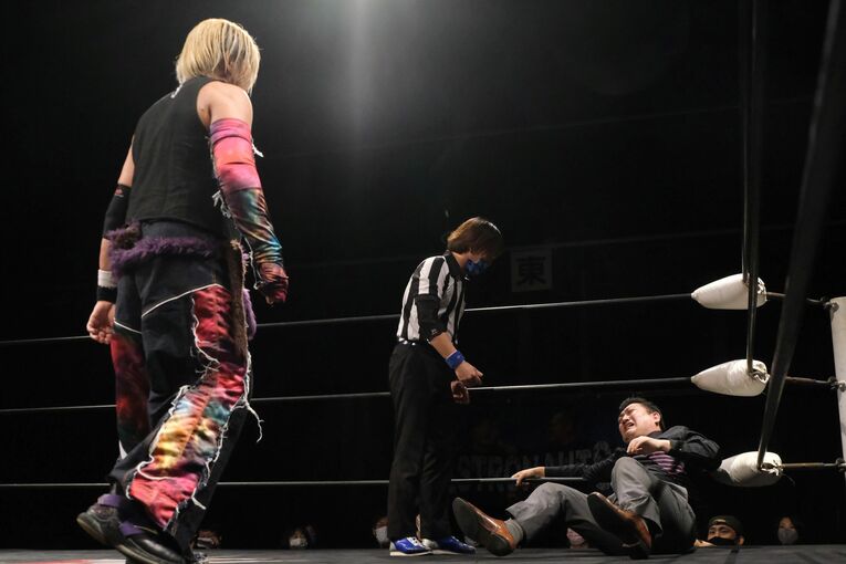 「凶器は模範六法」「伊製高級スーツでリングイン」異色の“東大卒”弁護士・川邉賢一郎がプロレスラーになるまで(14)