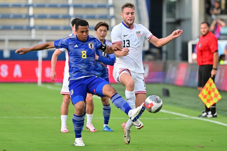 藤田は攻守両面でチームを司る役割を担う　©JIJI PRESS