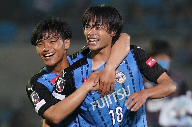 フロンターレで成長を果たした三笘薫（右）と旗手怜央。ACL、東京五輪ともに活躍が見逃せない（2020年撮影） ／ photograph by Etsuo Hara/Getty Images