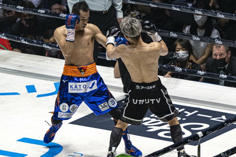 ドネアの左がヒットする　©Takuya Sugiyama