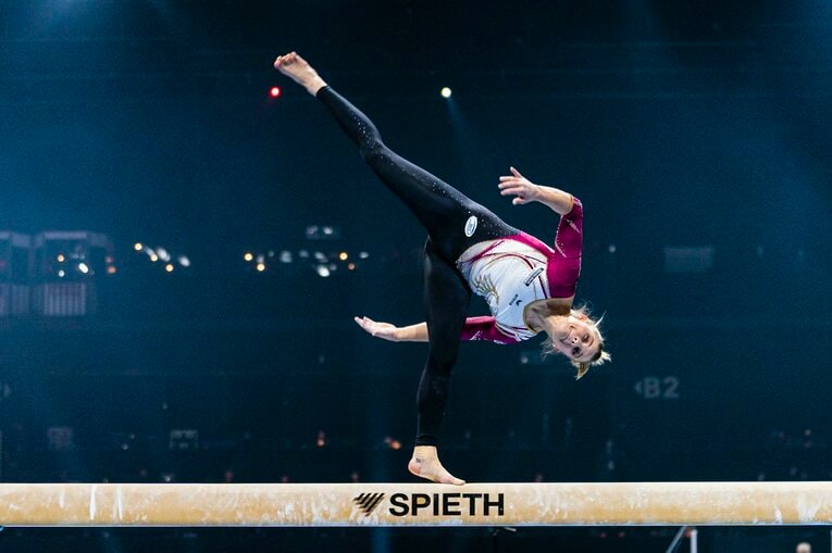 ユニタードで平均台演技をするサラ・フォス選手　©Getty Images