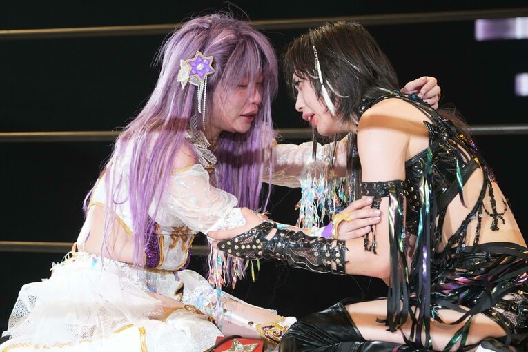 リング上で語り合う中野たむと上谷沙弥。4月27日、横浜アリーナ　©Essei Hara