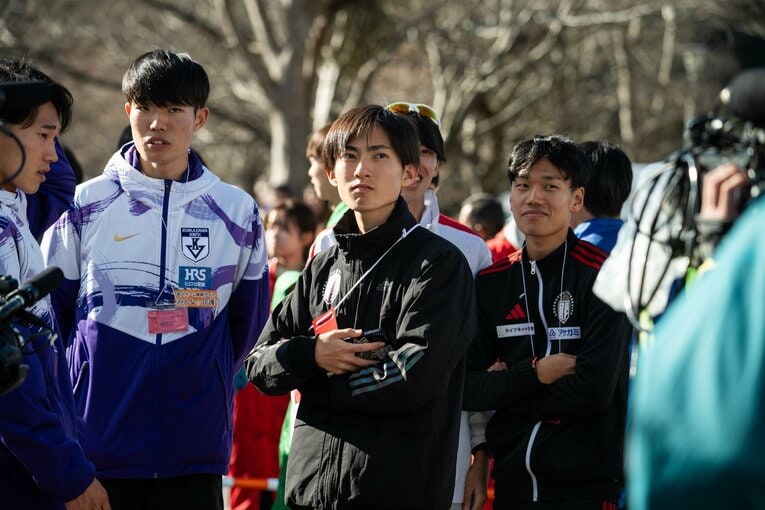 芦ノ湖でチームメイトのゴールを待つ国学院大の平林。その表情に笑顔はなかった　©Nanae Suzuki