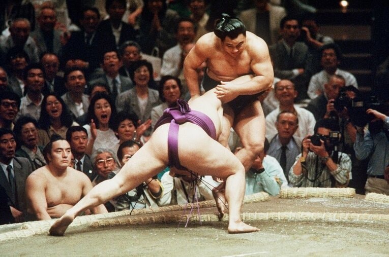 平成3年夏場所の初日、横綱・千代の富士に初挑戦した18歳貴花田は寄り切りで大金星をあげた。結びの一番を控える寺尾（左）の目の前で歴史が動いた ／ photograph by JIJI PRESS