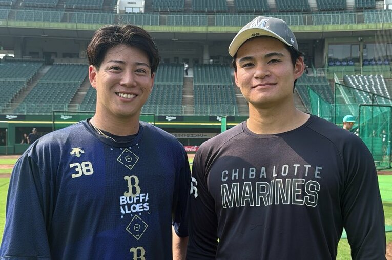 思い出深い球場で再開したロッテ・中森とオリックス・来田 ／ photograph by Chiba Lotte Marines