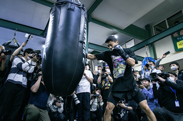 サンドバッグを叩く中谷潤人　©Takuya Sugiyama