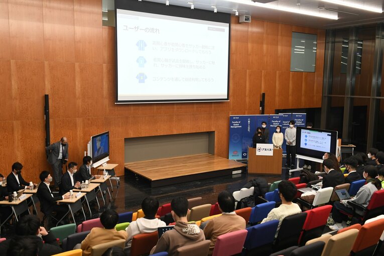 中央大学の学生たちによる最終プレゼンの様子　©JFA