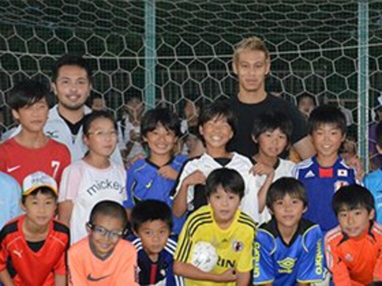 ソルティーロ ファミリア サッカースクール
本田圭佑がプロデュースするサッカースクール。2012年5月にスタートし、大阪・神戸地区を拠点に現在は9校で活動。11月6日に10校目となる埼玉・川越校が開校予定